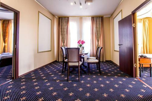 Hotel Golden Night