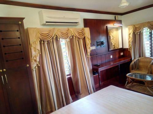 Hotel Regant Lake Village