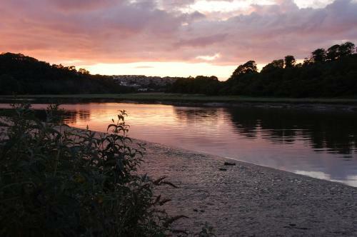 Hostal Riverside Cottage Guesthouse