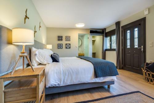 Villa Ampelaki - With Heated Pool