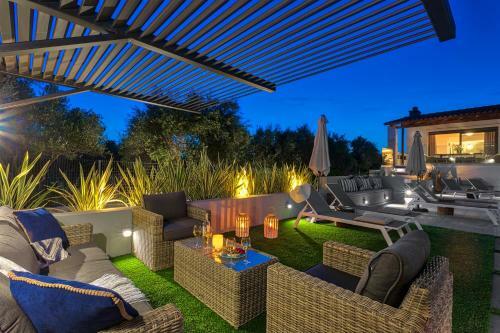 Villa Ampelaki - With Heated Pool