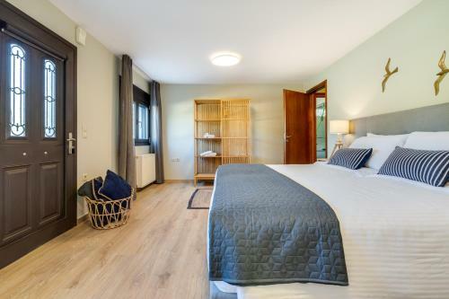 Villa Ampelaki - With Heated Pool