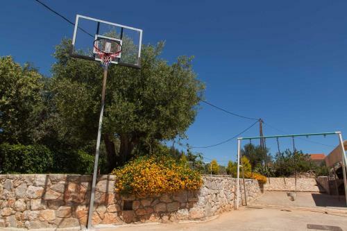 Villa Ampelaki - With Heated Pool