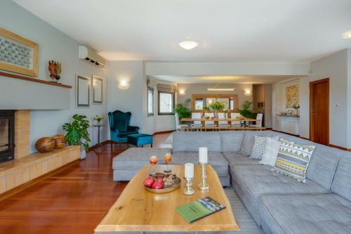 Villa Ampelaki - With Heated Pool