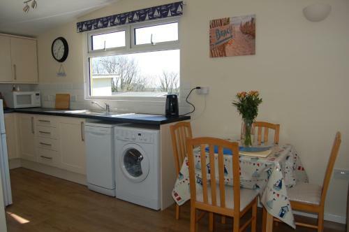 Sunnydaze Holiday Chalet