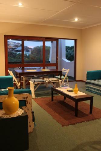 Grand Yellow Apartment