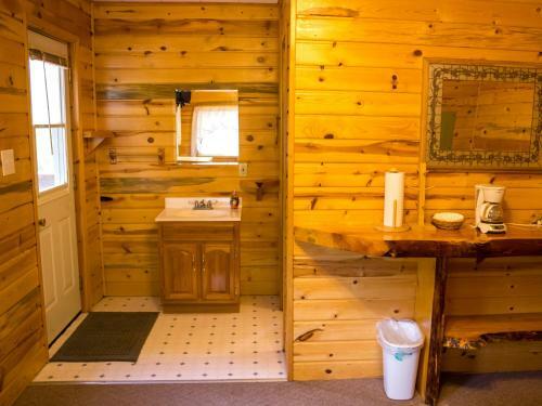 Lodge Midnight Sun Log Cabins