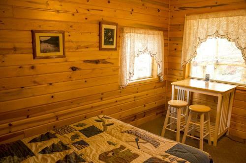 Lodge Midnight Sun Log Cabins