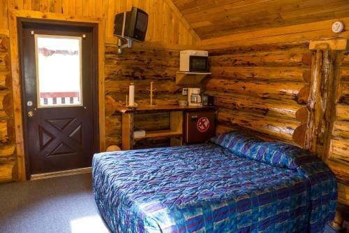 Lodge Midnight Sun Log Cabins