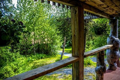 Lodge Midnight Sun Log Cabins