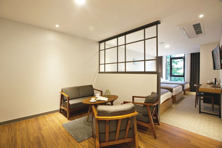 Gnb Hotel