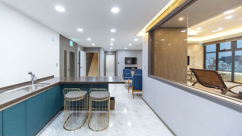 Gnb Hotel