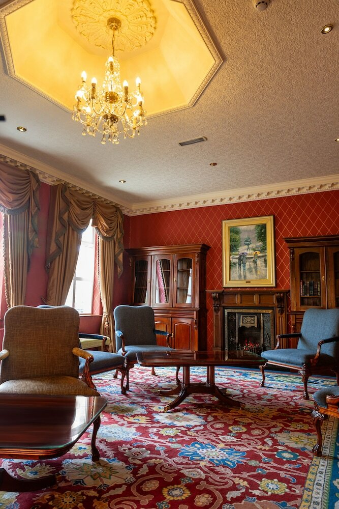Seven Oaks Hotel