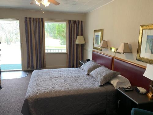 The Lionstone Inn Motel And Cottages