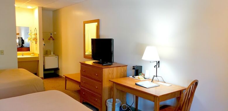 Hotel Lodging On The Square