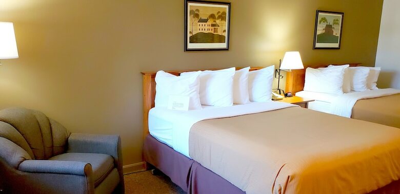 Hotel Lodging On The Square