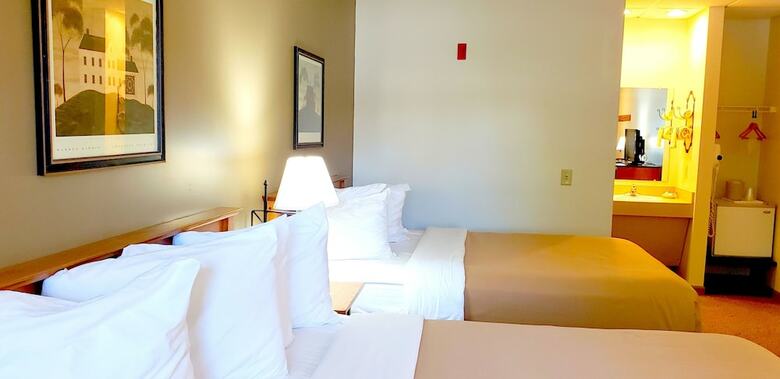 Hotel Lodging On The Square