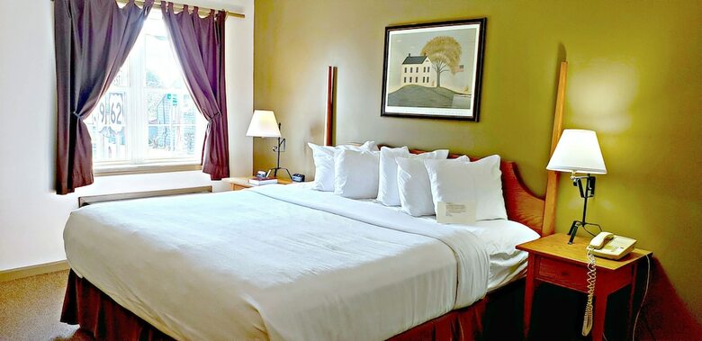 Hotel Lodging On The Square