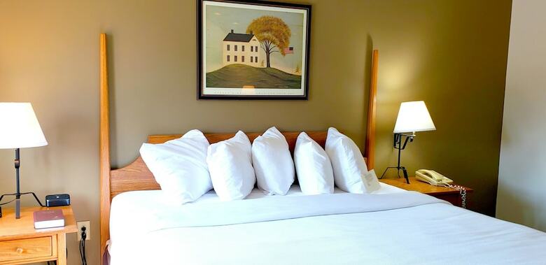 Hotel Lodging On The Square