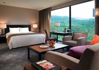 Lakeshore Hotel
