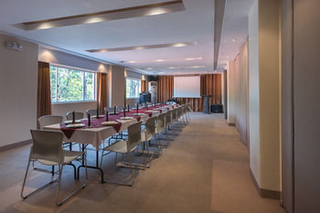 Court Meridian Hotel And Suites