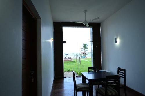 Hotel Laya Waves