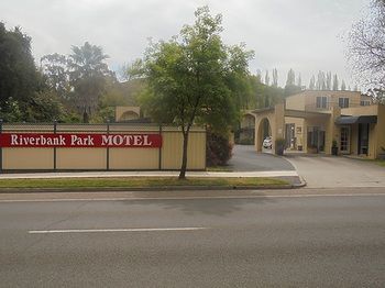 Riverbank Park Motel