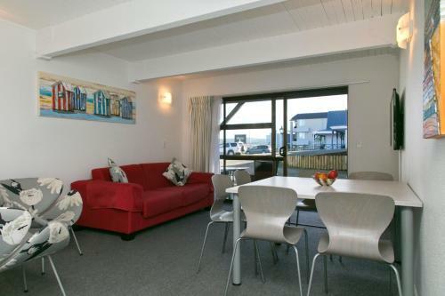 Gables Lakefront Motel