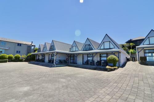 Gables Lakefront Motel