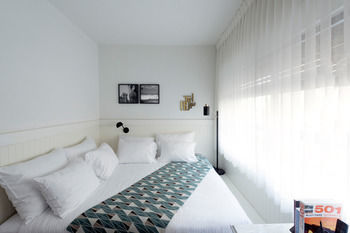 Lily & Bloom Hotel