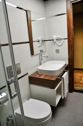 Avin Hotel