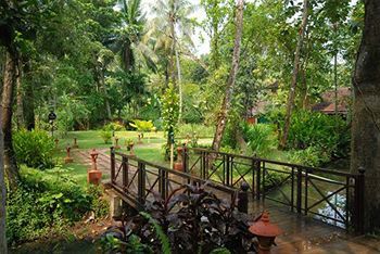 Hotel Kayaloram Heritage Lake Resort