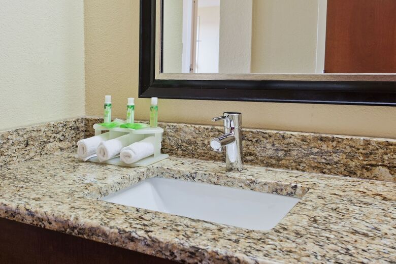 Hotel Holiday Inn Express N.myrtle Beach- Little River