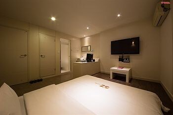 Ez Hotel