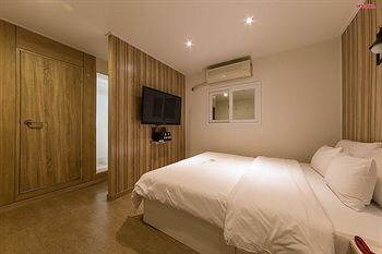 Ez Hotel