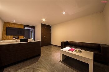 Ez Hotel