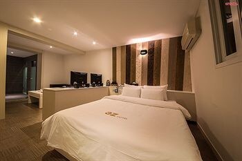 Ez Hotel