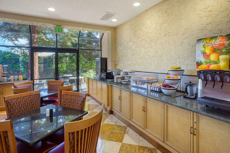 Hotel Comfort Inn And Suites Newark