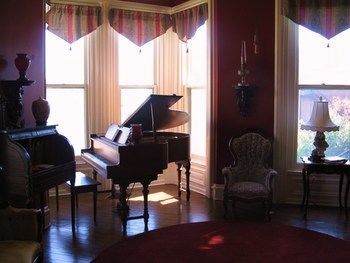 Summers Riverview Mansion Bed And Breakfast