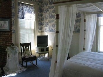 Summers Riverview Mansion Bed And Breakfast