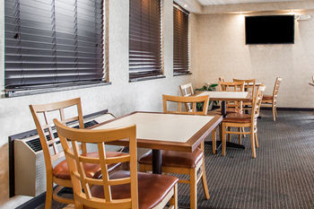 Hotel Quality Inn & Suites Outlet Village