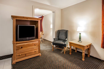 Hotel Quality Inn & Suites Outlet Village