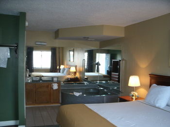 Hotel Admiralty Suites & Inn