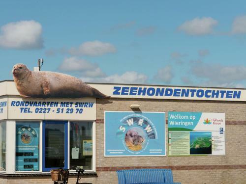 Charming Holiday Home In Den Oever Near Lake