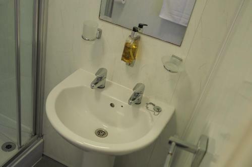 Hostal The Derby Hotel