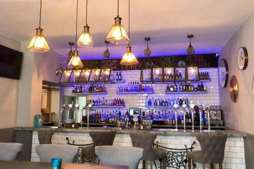 Hostal The Derby Hotel