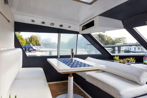 Riverscapes Heated Yacht Eucala