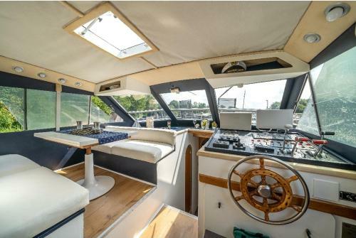 Riverscapes Heated Yacht Eucala