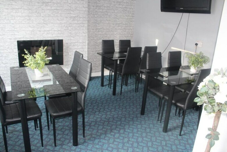 Hostal The Vale Hotel