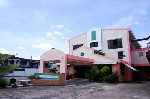 Plernpetch Hotel